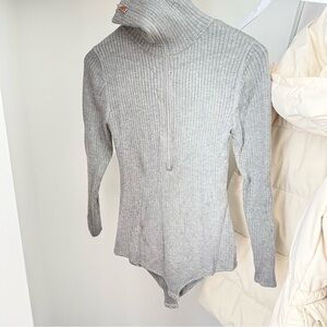 Gray Ribbed Turtleneck Sweater -body